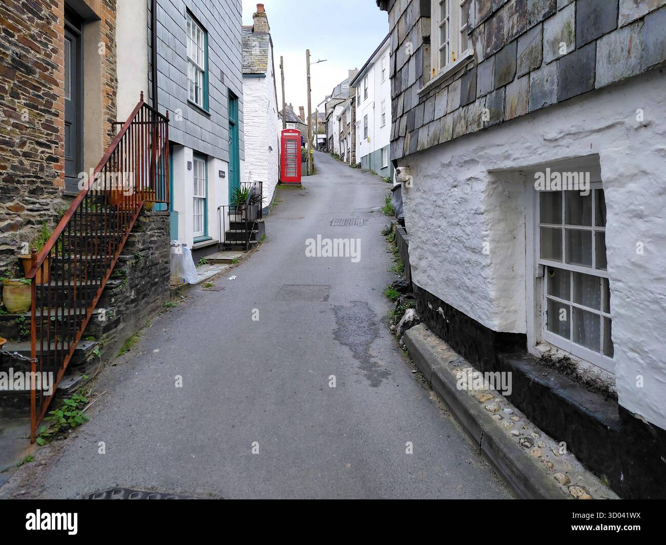 Editoriale Port Isaac, Inghilterra - 13 ottobre 2025: Pittoresca Church Hill nel villaggio di pescatori di Port Isaac in Cornovaglia, Inghilterra. Foto Stock