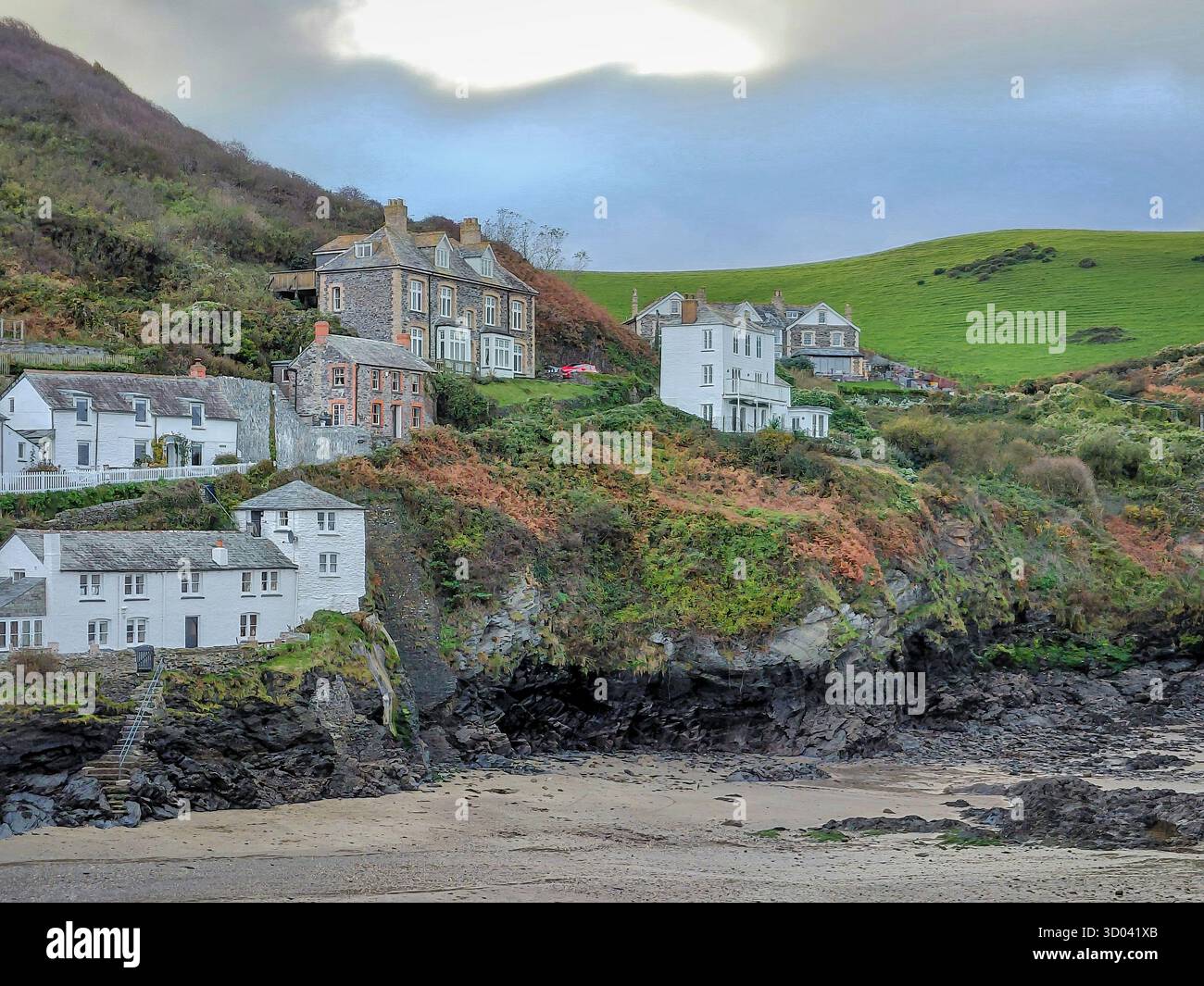 Editoriale Port Isaac, Inghilterra - 13 ottobre 2025: Splendida architettura rustica affacciata sulla baia di Port Isaac nella Cornovaglia settentrionale, Inghilterra. Foto Stock