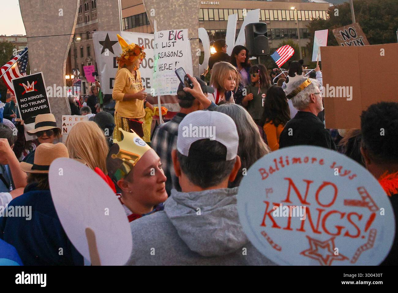 Baltimora, Stati Uniti. 18 ottobre 2025. I partecipanti si riuniscono per il "No Kings" Dance Party alla Penn Station di Baltimora, MD, celebrando l'arte, la musica e la comunità in un vivace evento pubblico che protesta contro l'amministrazione Trump, il 18 ottobre 2025. (Foto di Robyn Stevens Brody/Sipa USA) credito: SIPA USA/Alamy Live News Foto Stock
