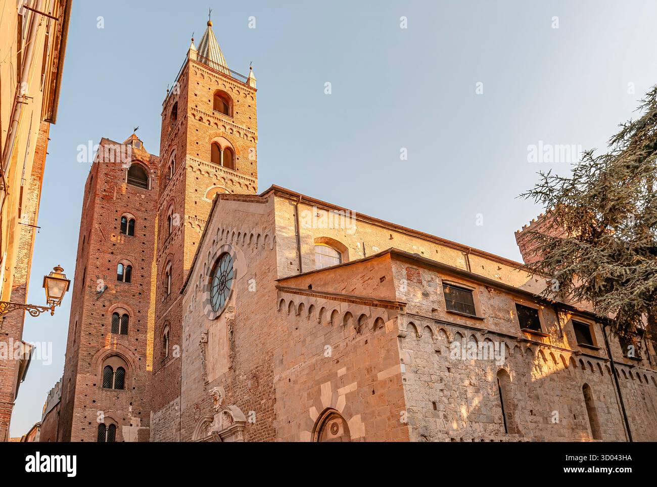 Cattedrale di Albenga nel centro storico di Albenga, Liguria, Italia nord-occidentale. Foto Stock