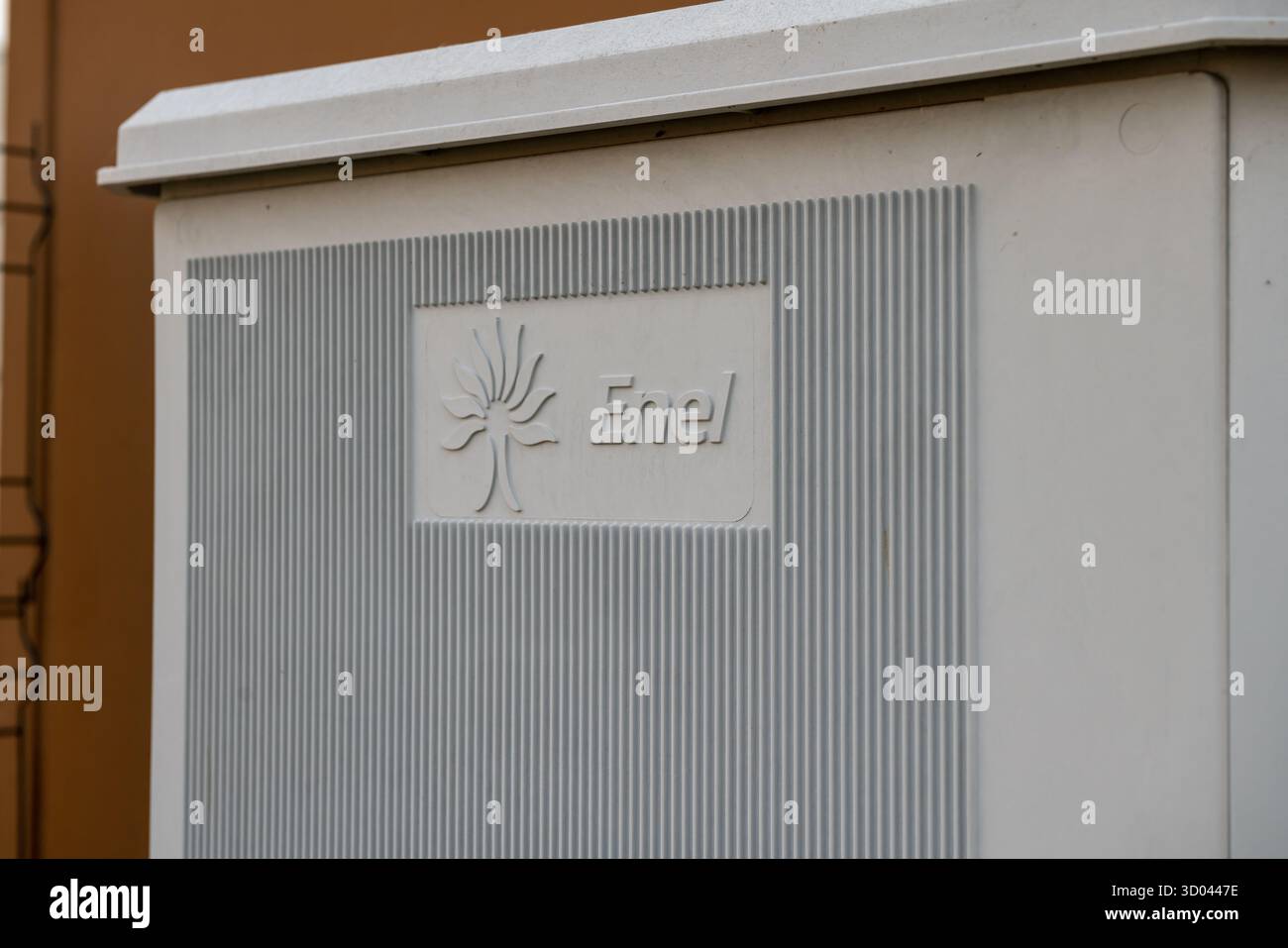 Logo Enel su un contatore elettrico, simbolo di energia sostenibile, perfetto per argomenti relativi all'elettricità, alle forniture energetiche e alla tecnologia i. Foto Stock