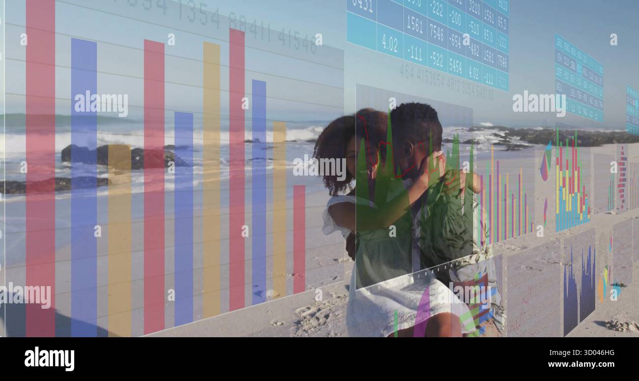 Tenendo l'uomo in camicia abbracciando la donna che indossa un abito in spiaggia, sovrapponendo tavoli e carte da bar Foto Stock