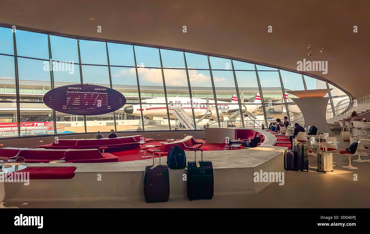 New York City, USA, 29 aprile 2024, vista della Sunken Lounge nell'Hotel TWA nell'aeroporto internazionale J.F.K. Foto Stock