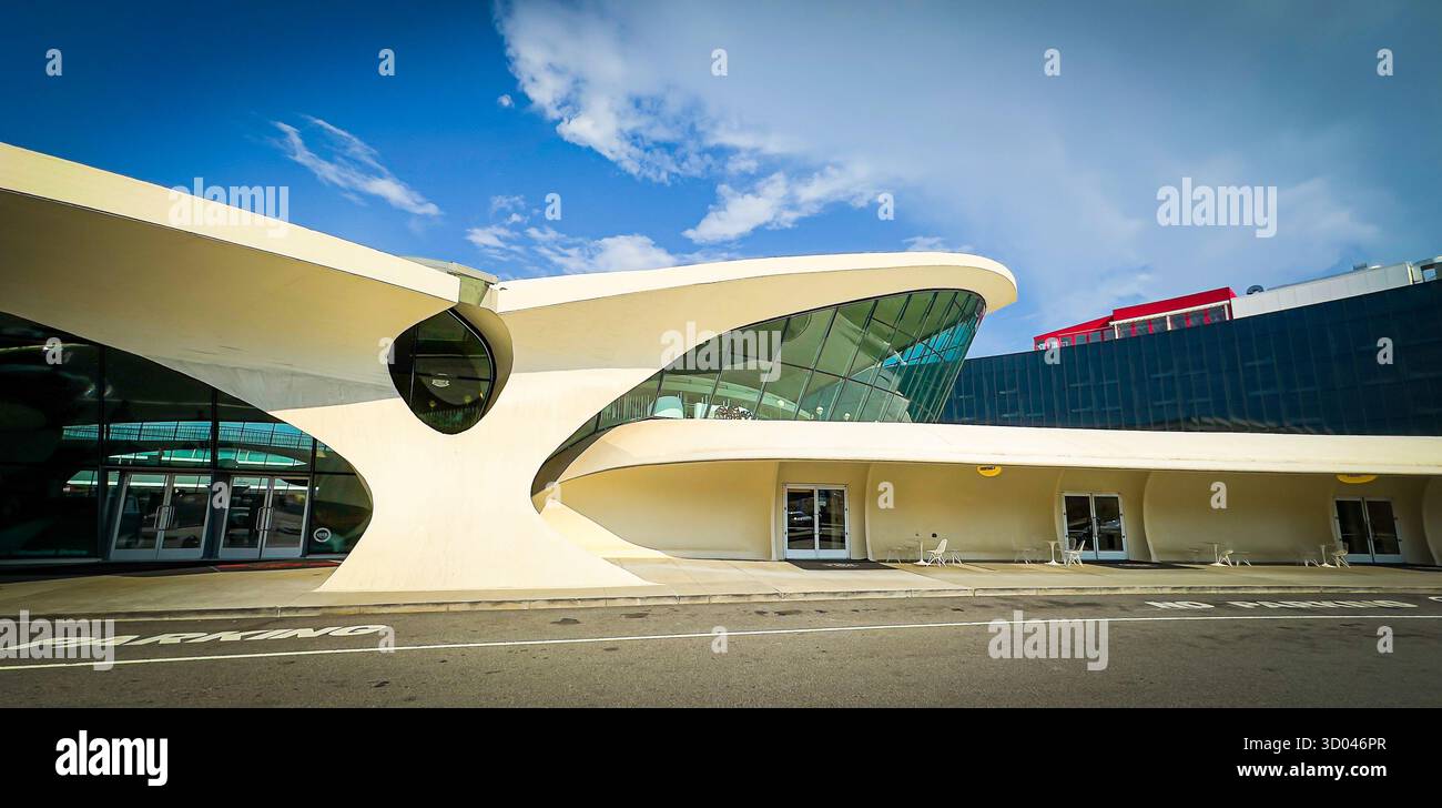 New York City, USA, 29 aprile 2024, veduta dell'edificio dell'hotel TWA presso l'aeroporto internazionale J.F.K. Foto Stock