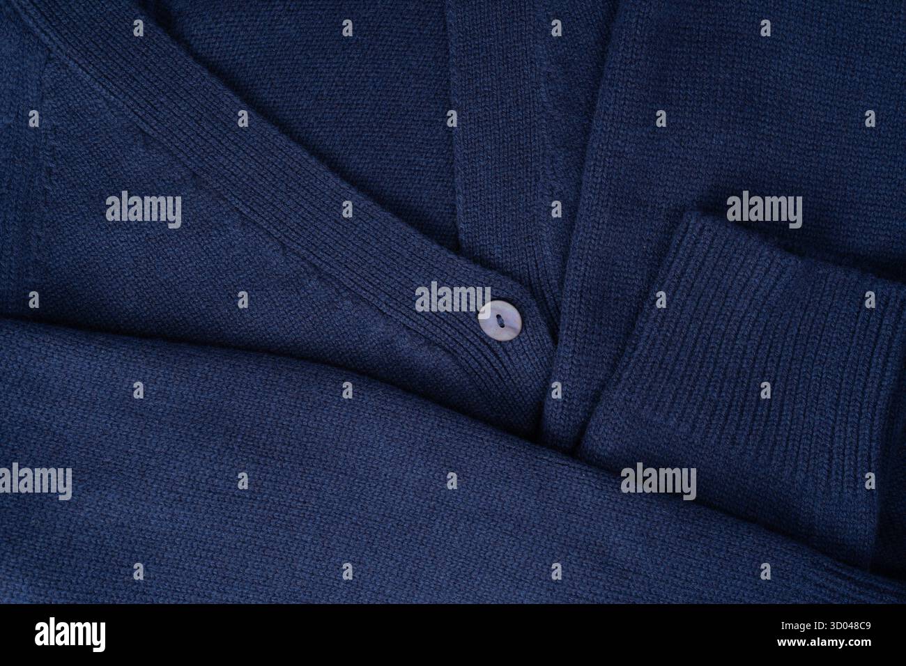 Cardigan in lana merino blu navy come sfondo. Vista dall'alto. Foto Stock
