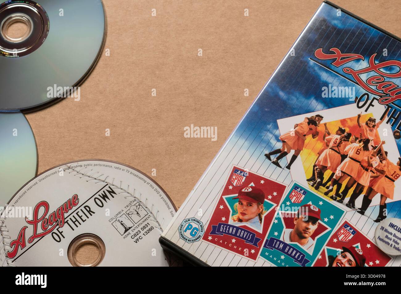 Disco DVD 'a League of Their Own' con copertina con Tom Hanks e Geena Davis, isolato su uno sfondo bianco chiaro Foto Stock