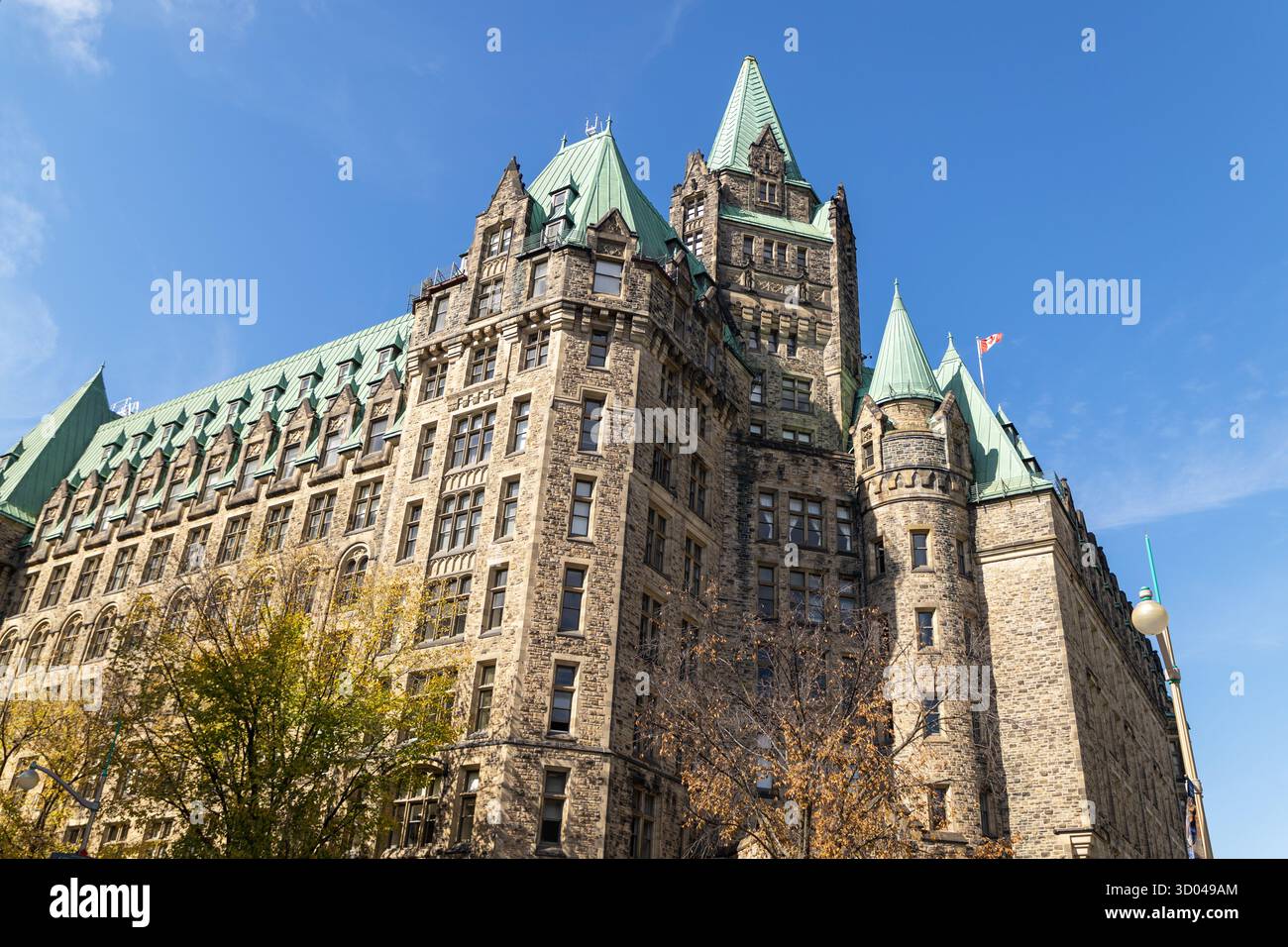 Edificio della Confederazione con bandiera canadese a Ottawa, capitale del Canada nella stagione autunnale Foto Stock