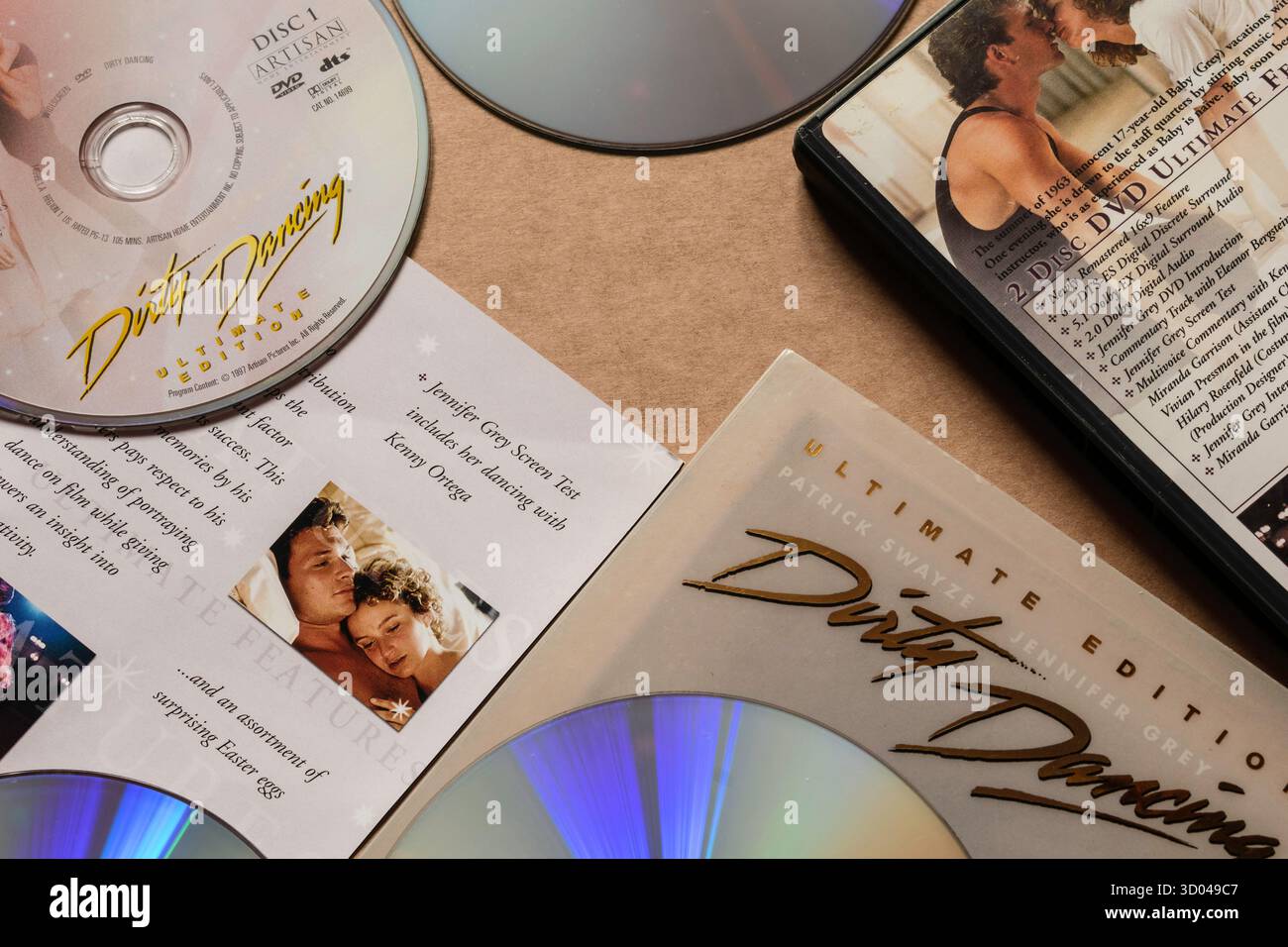 Disco DVD "Dirty Dancing" con copertina con Patrick Swayze e Jennifer Grey, isolato su sfondo bianco chiaro Foto Stock