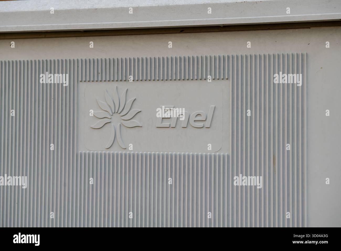 Logo Enel su un contatore elettrico, simbolo di energia sostenibile, perfetto per argomenti relativi all'elettricità, alle forniture energetiche e alla tecnologia i. Foto Stock