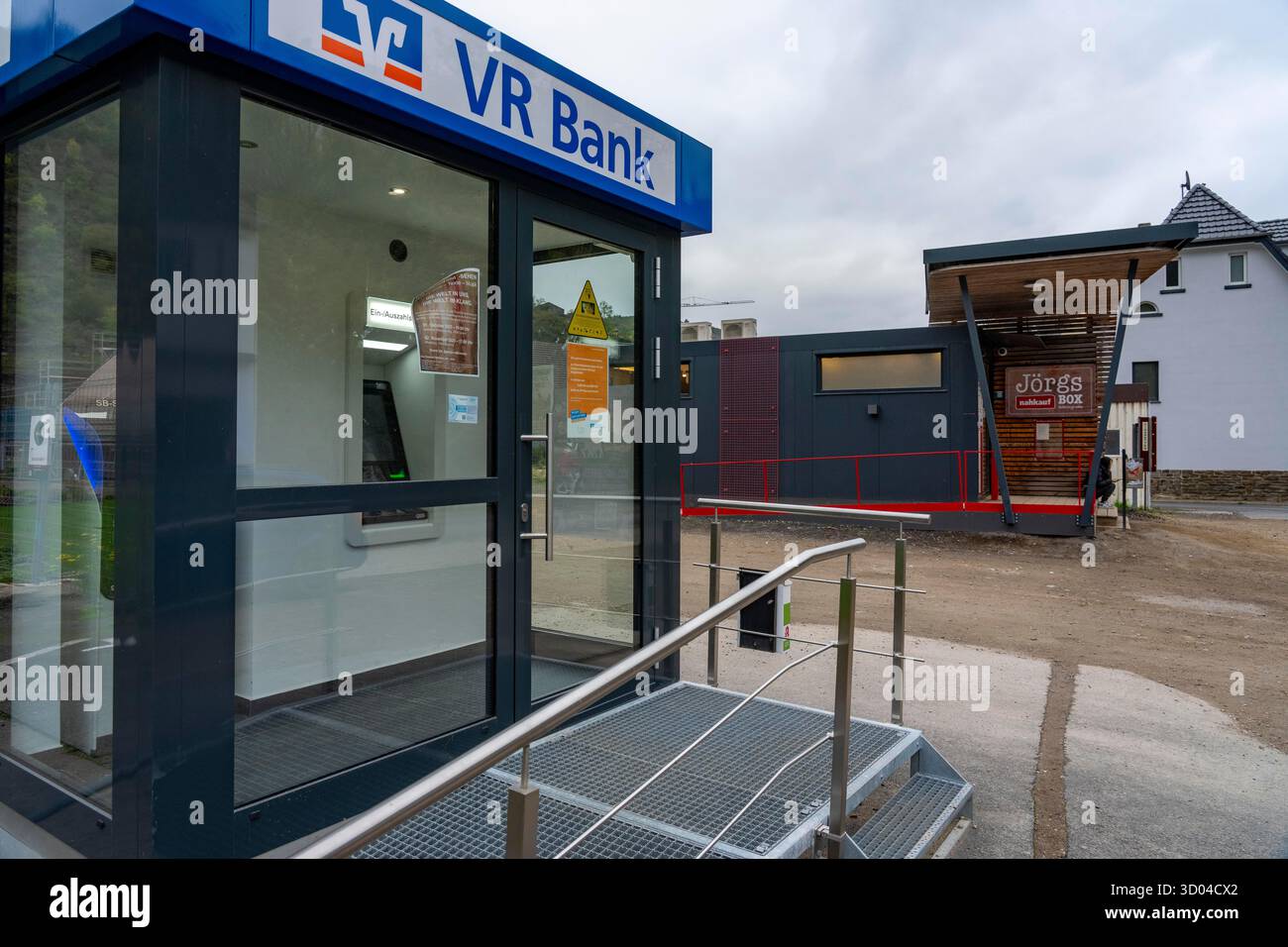 Ricostruzione nella valle di Ahr dopo le inondazioni del luglio 2021, filiale temporanea di VR Bank e mini market self-service vicino ad Altenahr, Renania- Foto Stock