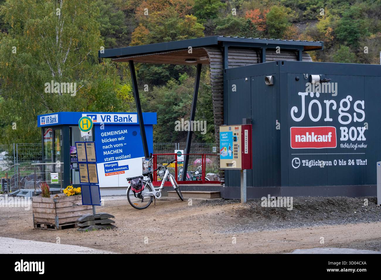 Ricostruzione nella valle di Ahr dopo le inondazioni del luglio 2021, filiale temporanea di VR Bank e mini market self-service vicino ad Altenahr, Renania- Foto Stock