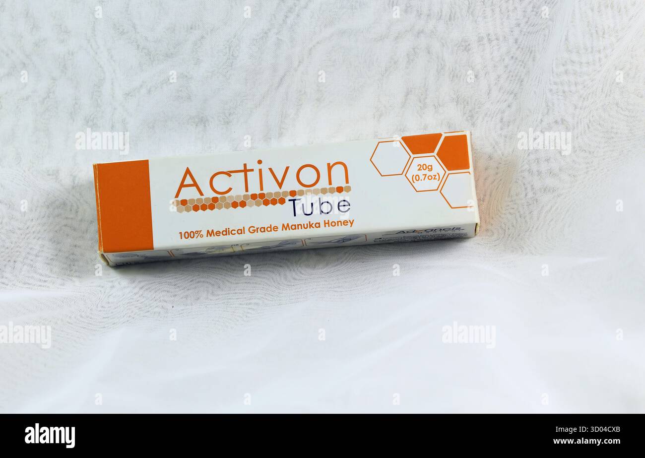 Fotografia del tubo e del cartone del miele di Manuka del grado medico di Activon. Configurazione studio. Presa ottobre 2025 Foto Stock