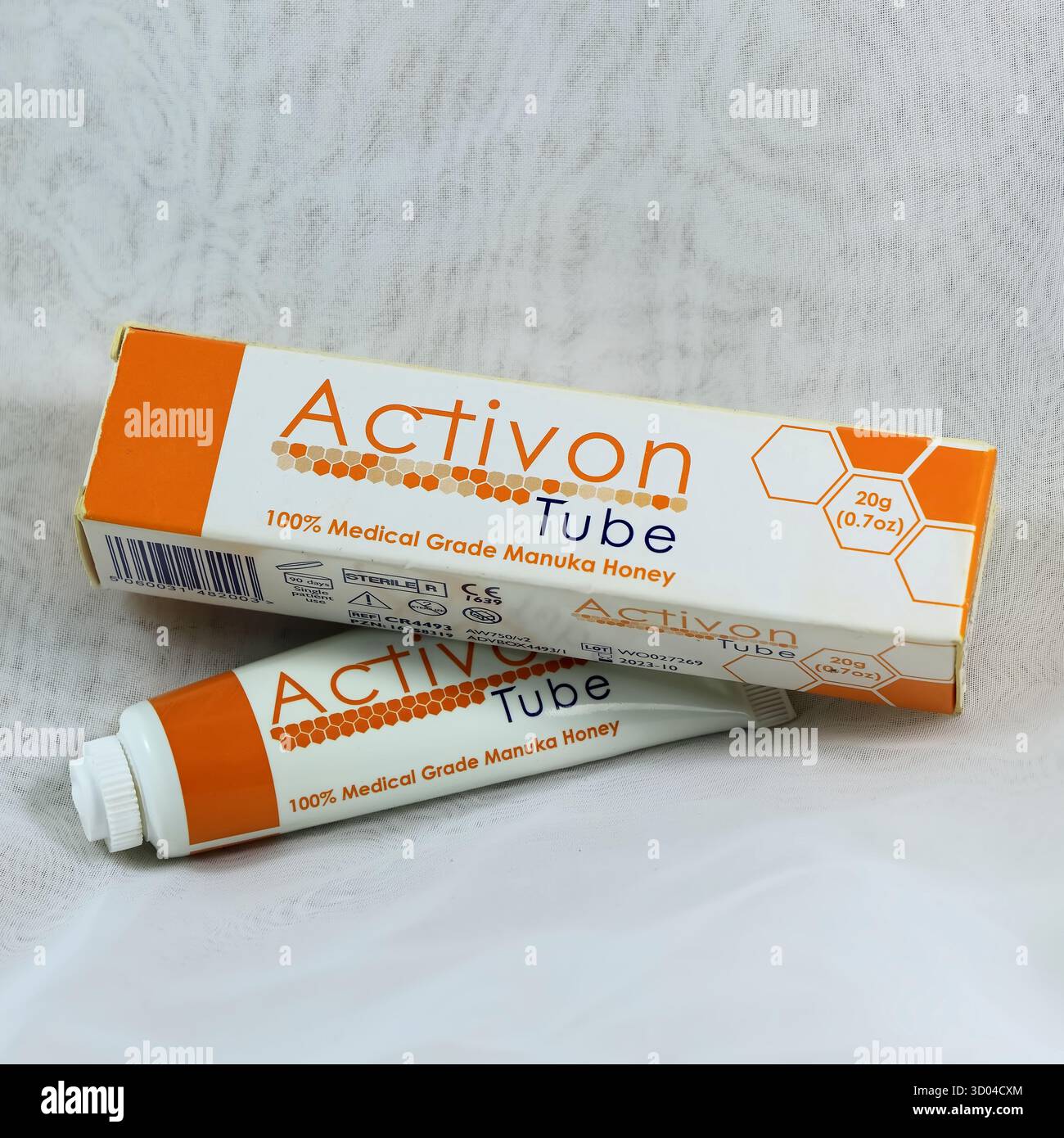 Fotografia del tubo e del cartone del miele di Manuka del grado medico di Activon. Configurazione studio. Presa ottobre 2025 Foto Stock