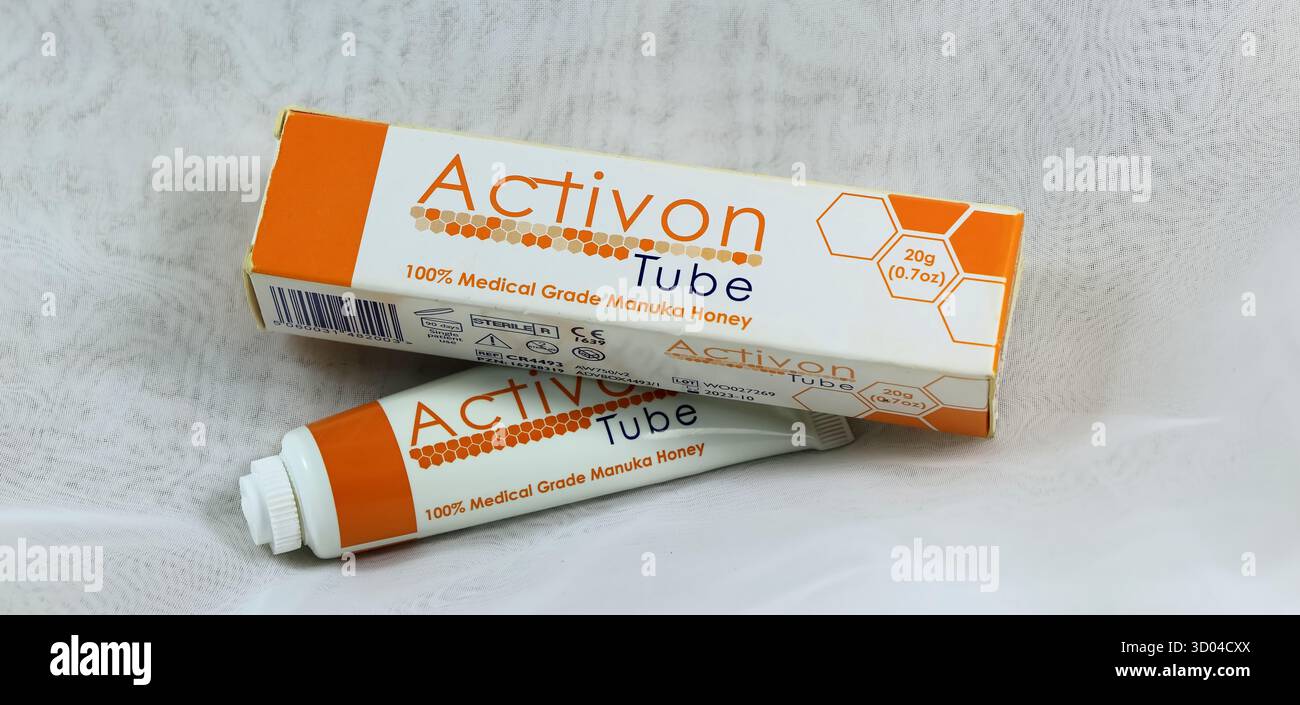 Fotografia del tubo e del cartone del miele di Manuka del grado medico di Activon. Configurazione studio. Presa ottobre 2025 Foto Stock