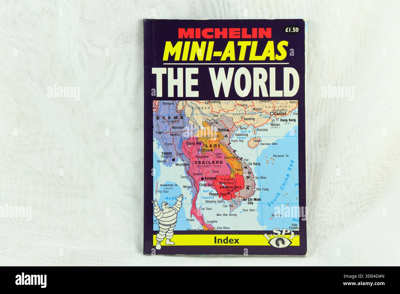Fotografia della prima di copertina del Michelin Mini-Atlas - The World MAP book. Configurazione studio. Presa ottobre 2025 Foto Stock