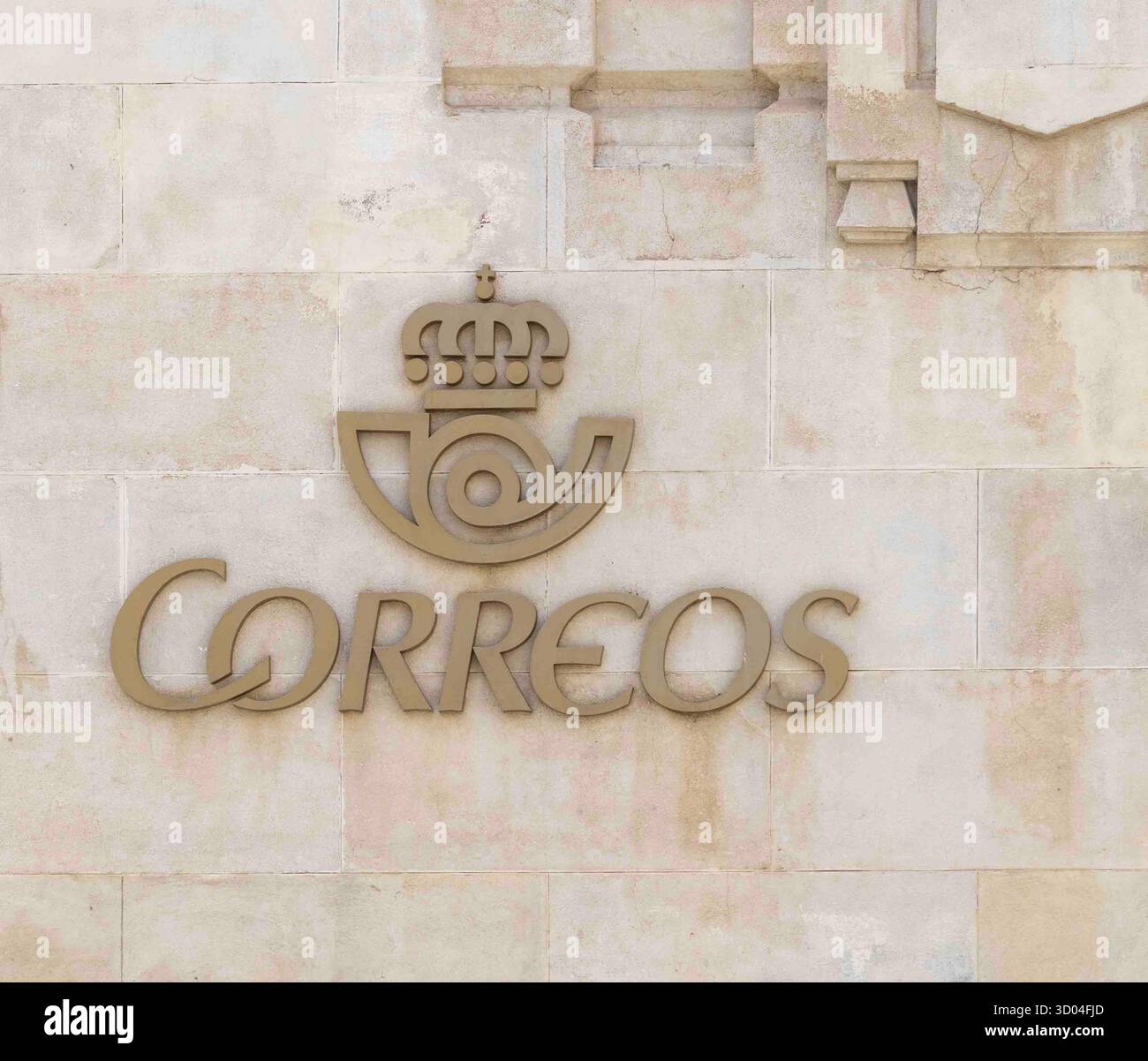 Cadice, Spagna, Andalusia - 31 marzo 2025: Facciata decorativa con logo dell'ufficio postale (Oficina de Correos), edificio in stile modernista del 1925 Foto Stock