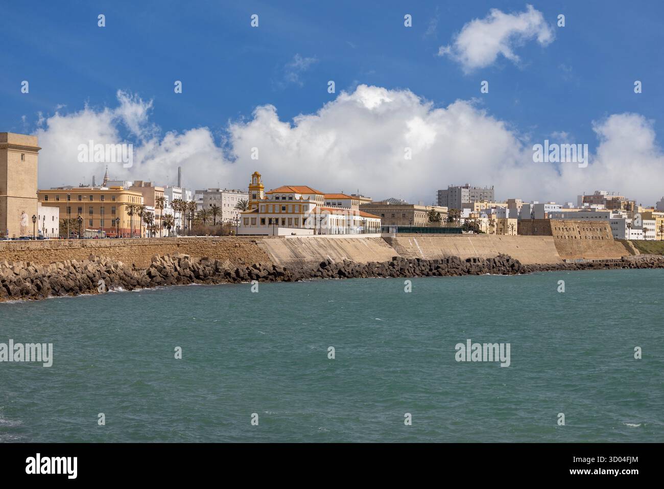 Cadice; Spagna; Andalusia - 31 marzo; 2025: Pittoresco viale sul mare campo del Sur lungo l'Atlantico; vista del Bastione di San Roque (Baluarte de San Roque) Foto Stock