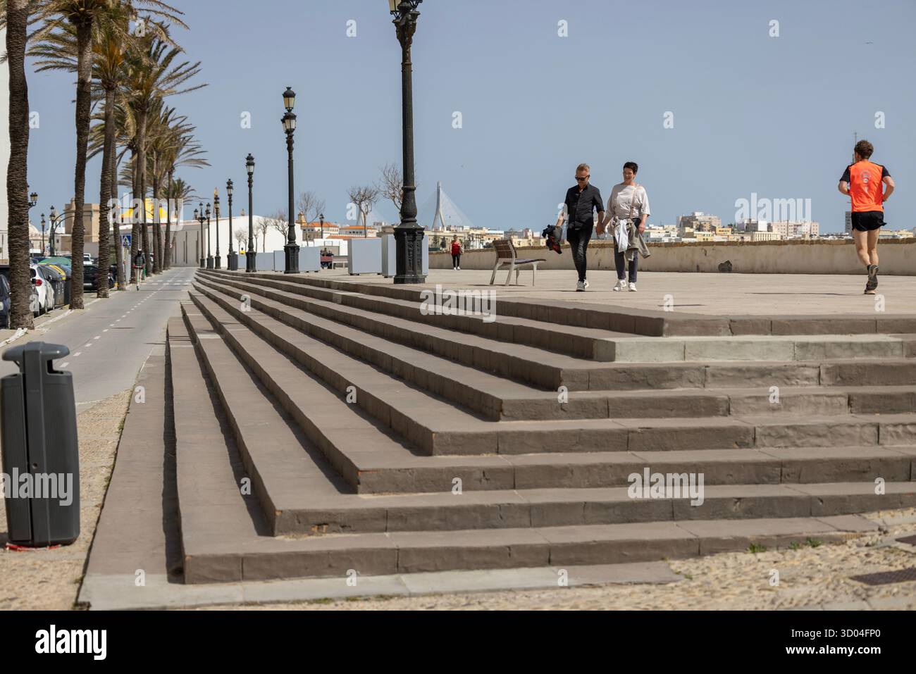 Cadice, Spagna, Andalusia - 31 marzo 2025: Passeggiata costiera ventosa di Gale (Paseo del vendaval), lungo le mura storiche, con vista sull'oceano Atlantico Foto Stock
