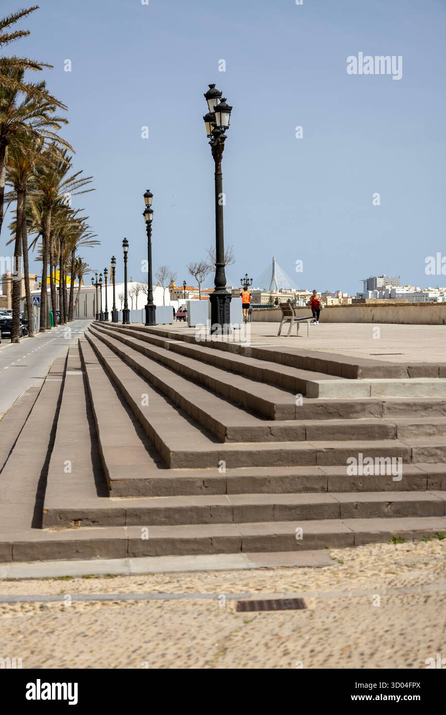 Cadice, Spagna, Andalusia - 31 marzo 2025: Passeggiata costiera ventosa di Gale (Paseo del vendaval), lungo le mura storiche, con vista sull'oceano Atlantico Foto Stock