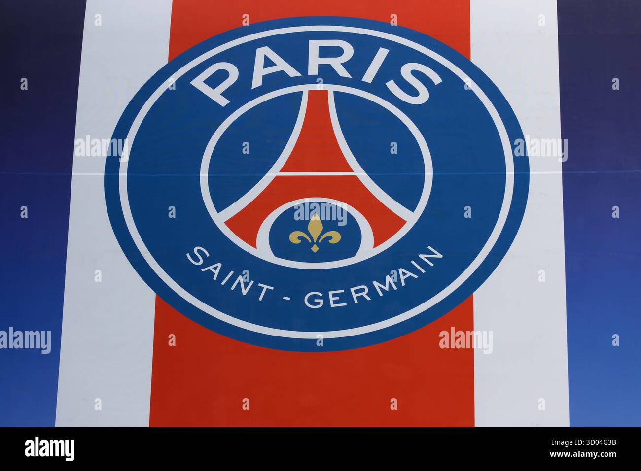 PARIGI - 18 ottobre 2025: Logo della squadra francese di calcio della Ligue 1 Paris Saint-Germain sullo stadio del Parc des Princes Foto Stock