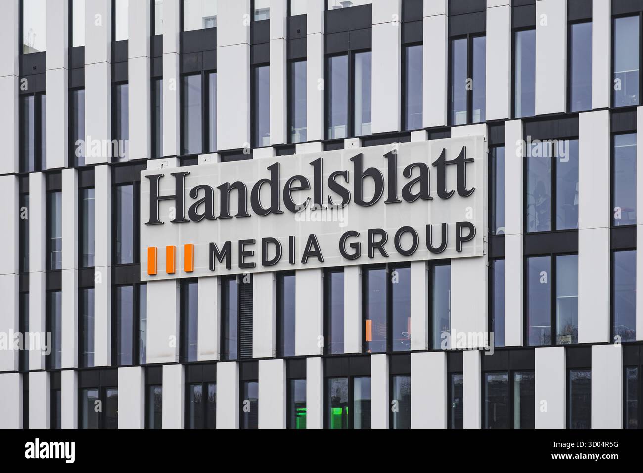 Logo di Handelsblatt Media Group su una parete di un moderno edificio per uffici Foto Stock