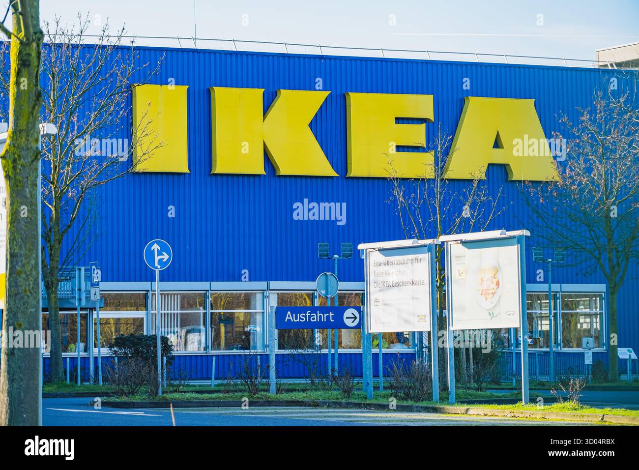 Edificio IKEA blu con la famosa scritta gialla Foto Stock