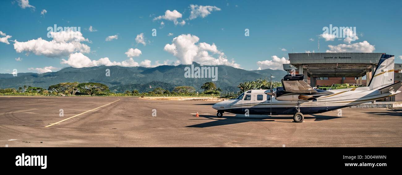 Small Propeller Plane presso l'aeroporto internazionale Armenia di Quindío, Ande colombiane Foto Stock