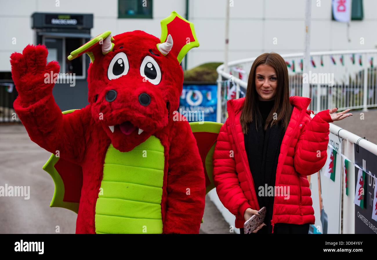 La Mascotte Dragonbet e un macchinista visto all'ippodromo di Chepstow. Crediti JTW equine Images / Alamy Foto Stock