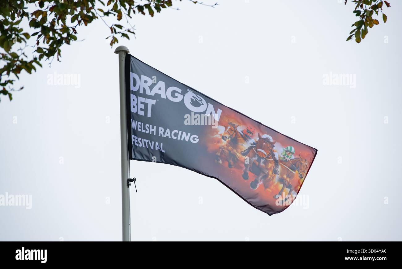 Una bandiera Dragonbet vola sopra l'ippodromo di Chepstow. Crediti JTW equine Images / Alamy Foto Stock