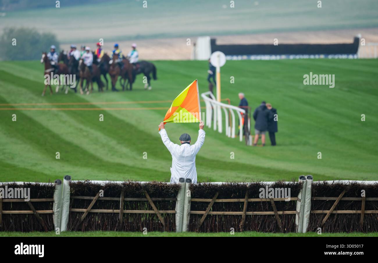 Il campo di ostacoli del campione gallese si riunisce all'inizio. Crediti JTW equine Images / Alamy Foto Stock