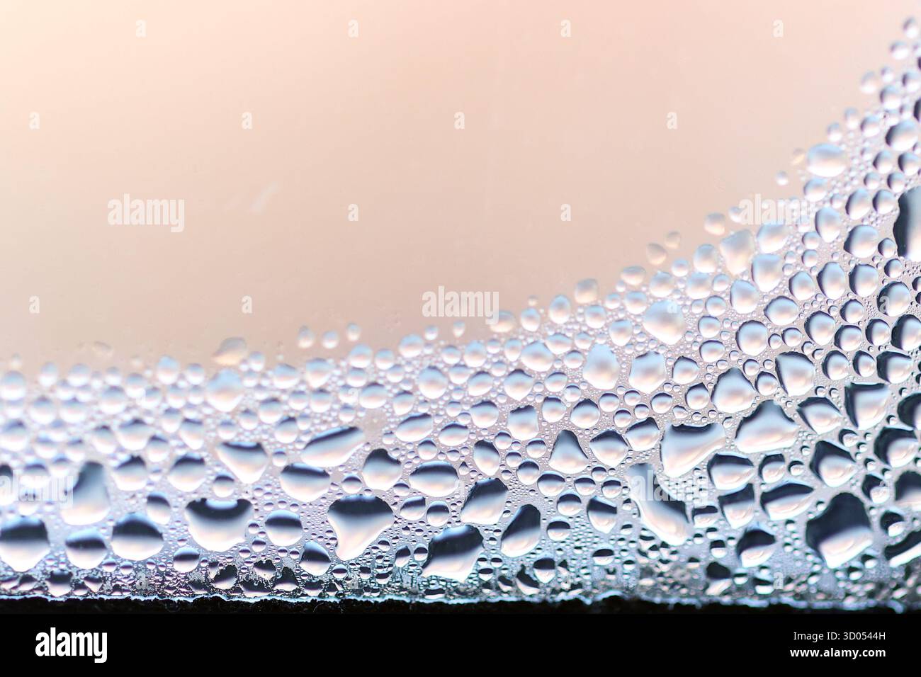Primo piano di goccioline d'acqua di condensazione sul vetro della finestra Foto Stock
