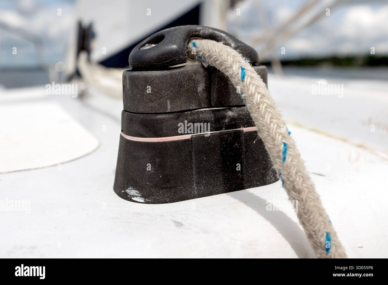 Una tacca, un montaggio su una barca utilizzata per fissare una corda, per il telo del fiocco su una barca a vela. Foto Stock