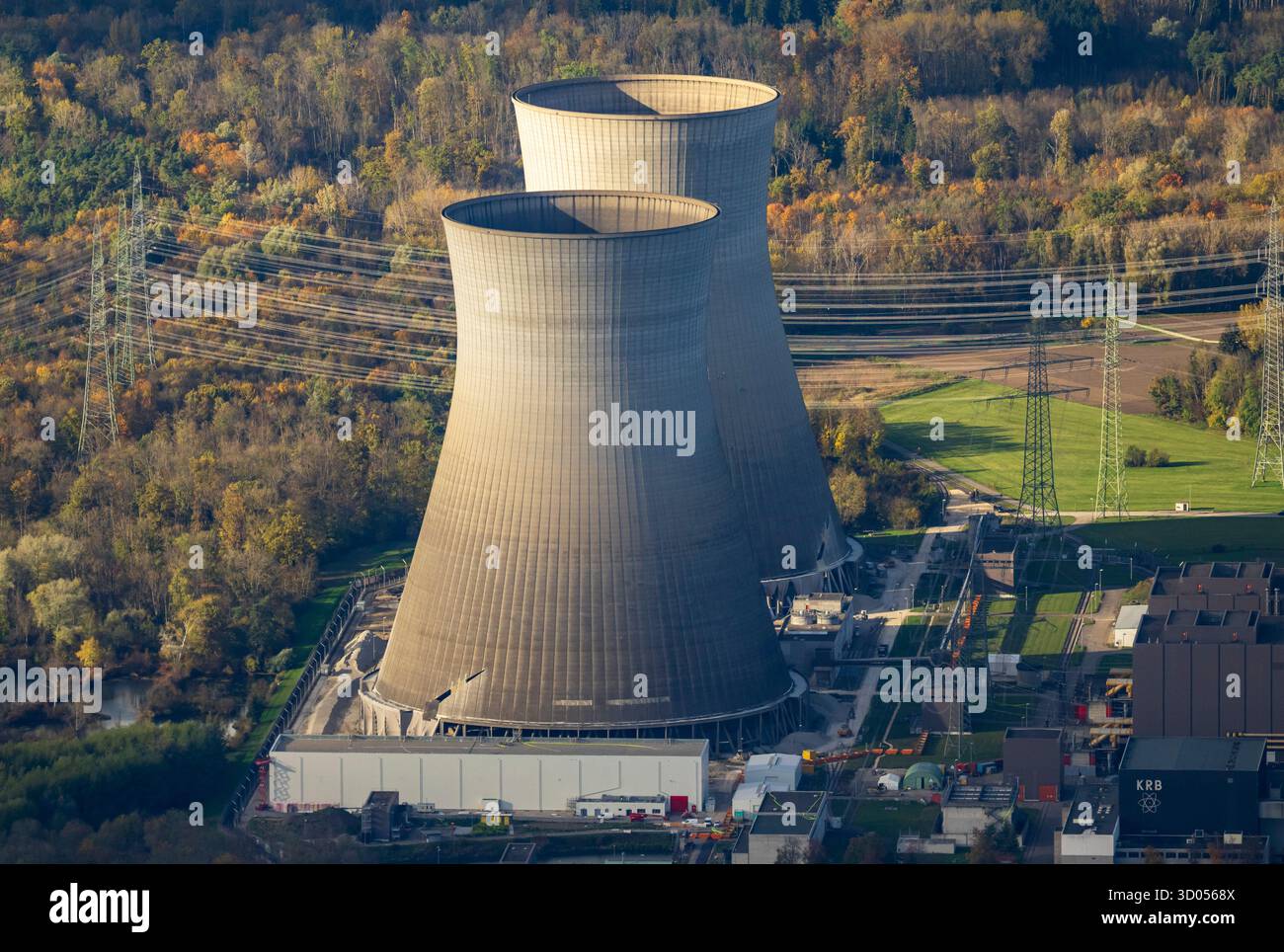 Gundremmingen, Germania. 21 ottobre 2025. Chiusura della centrale nucleare di Gundremmingen. Le due torri di raffreddamento devono essere fatte esplodere il 25.10.2025. (Foto scattata da un aereo sportivo). Crediti: Peter Kneffel/dpa/Alamy Live News Foto Stock