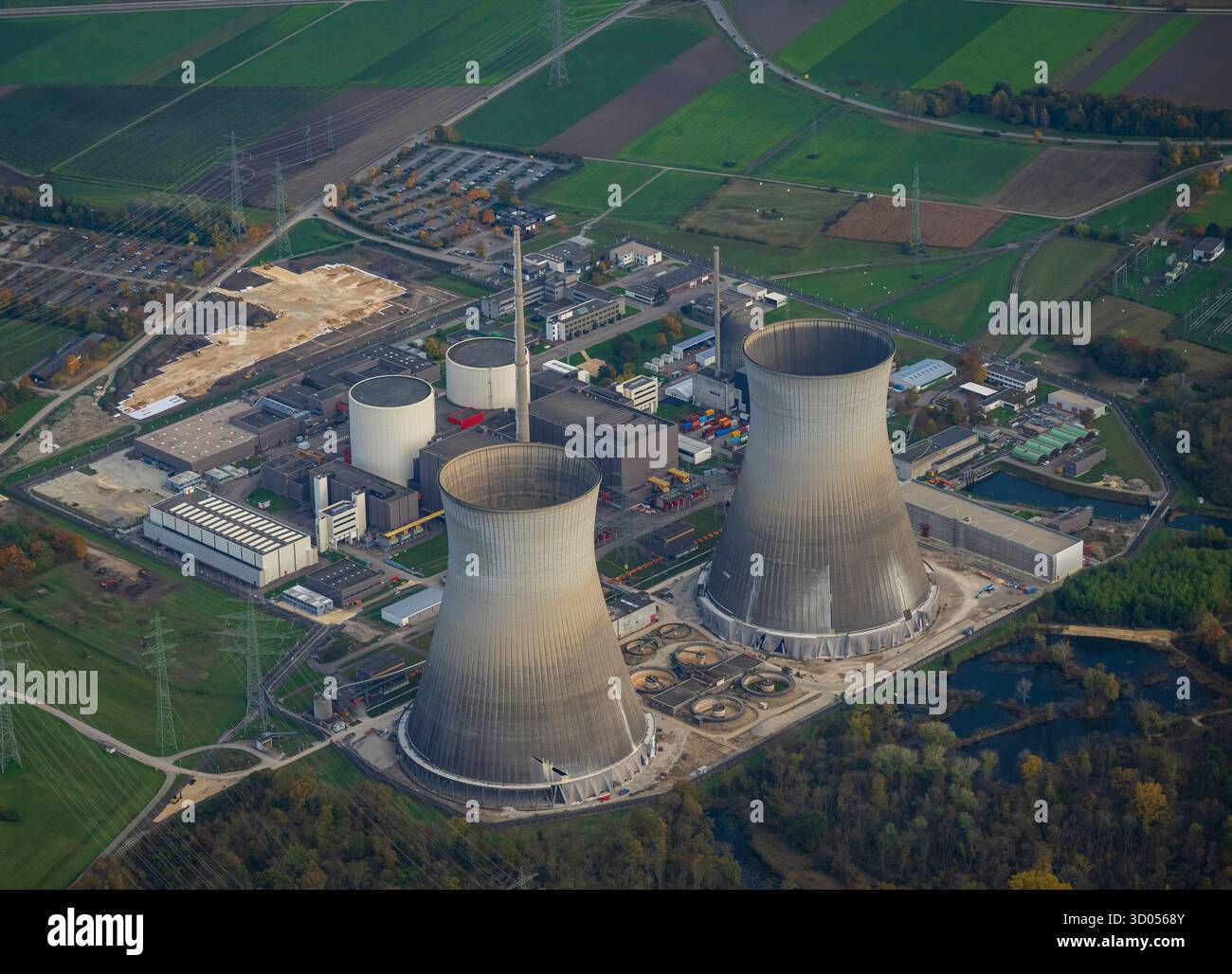 Gundremmingen, Germania. 21 ottobre 2025. Chiusura della centrale nucleare di Gundremmingen. Le due torri di raffreddamento devono essere fatte esplodere il 25.10.2025. (Foto scattata da un aereo sportivo). Crediti: Peter Kneffel/dpa/Alamy Live News Foto Stock
