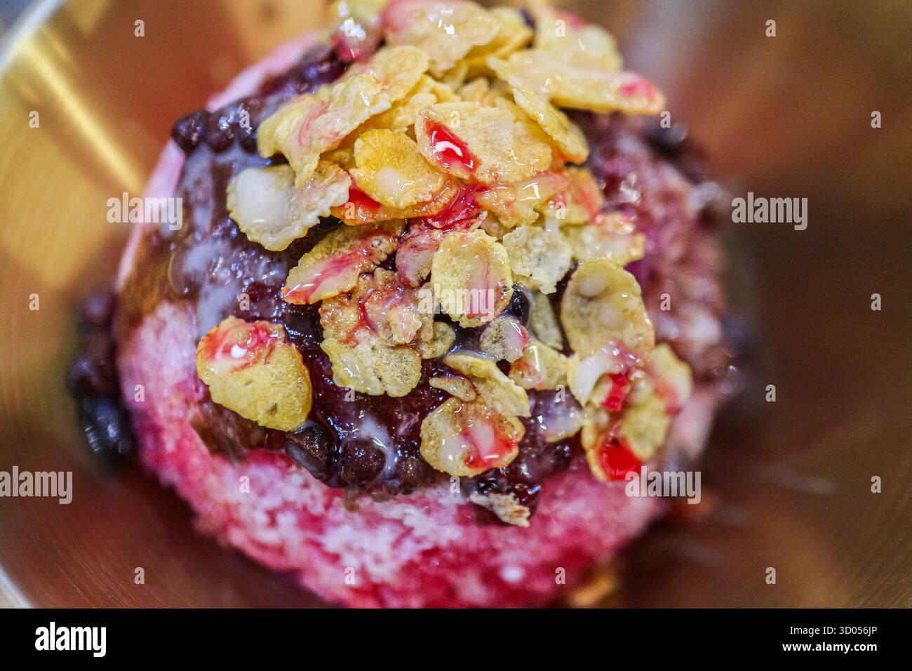 Patbingsu di ghiaccio finemente rasato con condimento (fagioli rossi), servito in un recipiente metallico. Famoso K-dessert e dolce cibo estivo. Foto Stock