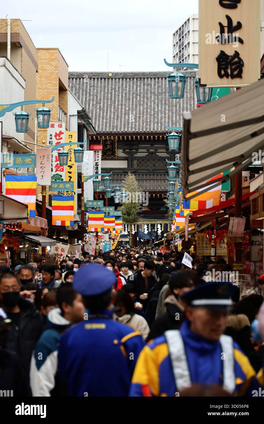 Vita quotidiana nel paesaggio giapponese della Nakamise Shopping Street a Kawasaki Daishi Foto Stock