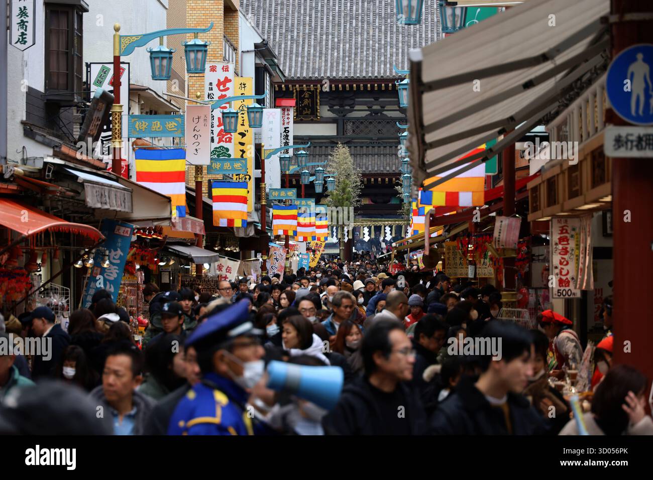 Vita quotidiana nel paesaggio giapponese della Nakamise Shopping Street a Kawasaki Daishi Foto Stock