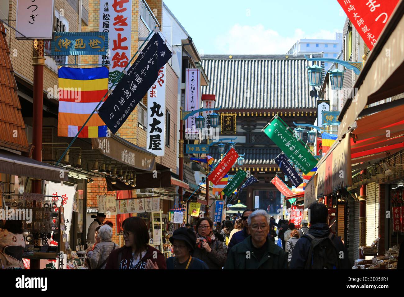 Vita quotidiana nel paesaggio giapponese della Nakamise Shopping Street a Kawasaki Daishi Foto Stock