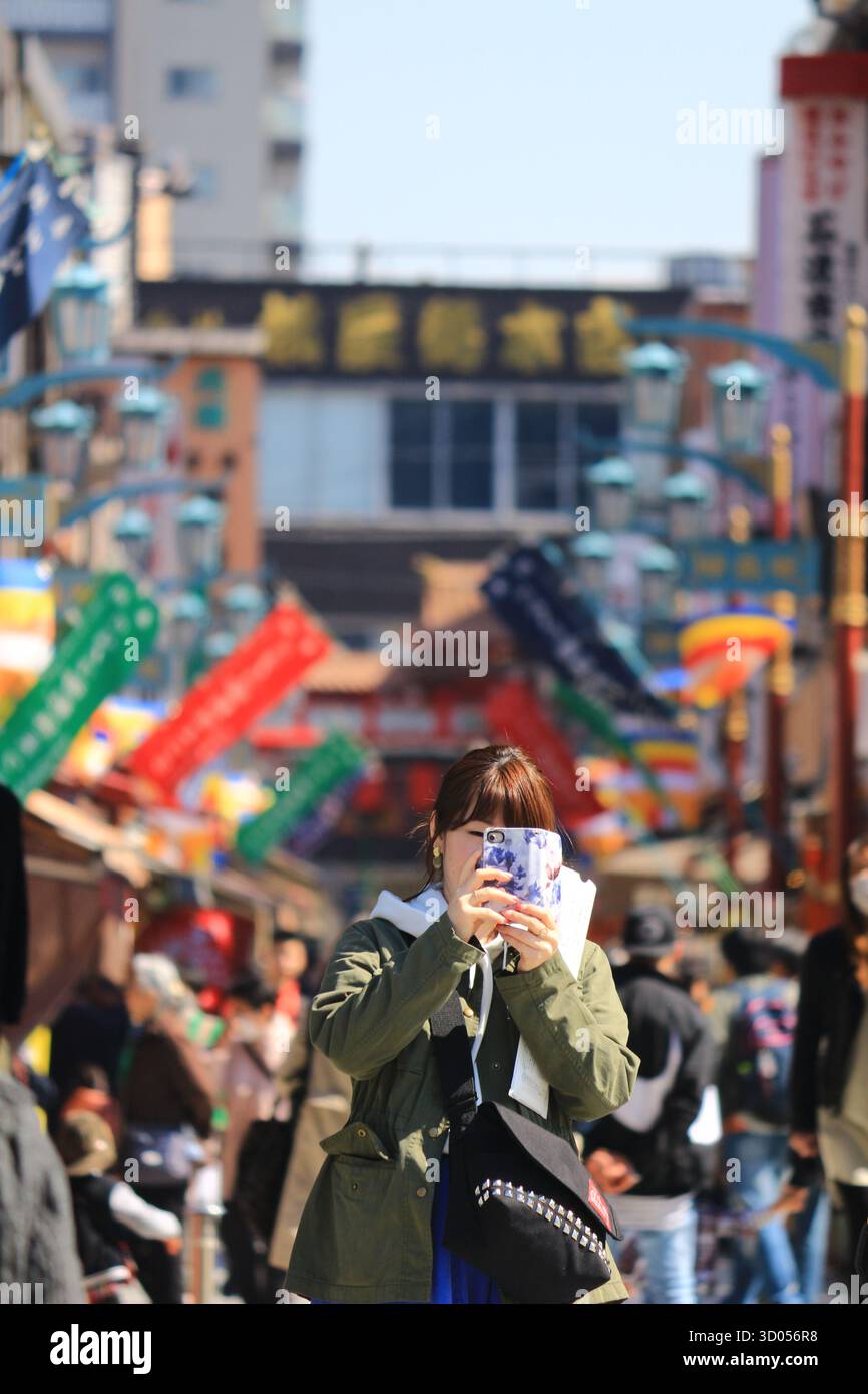 Vita quotidiana nel paesaggio giapponese della Nakamise Shopping Street a Kawasaki Daishi Foto Stock