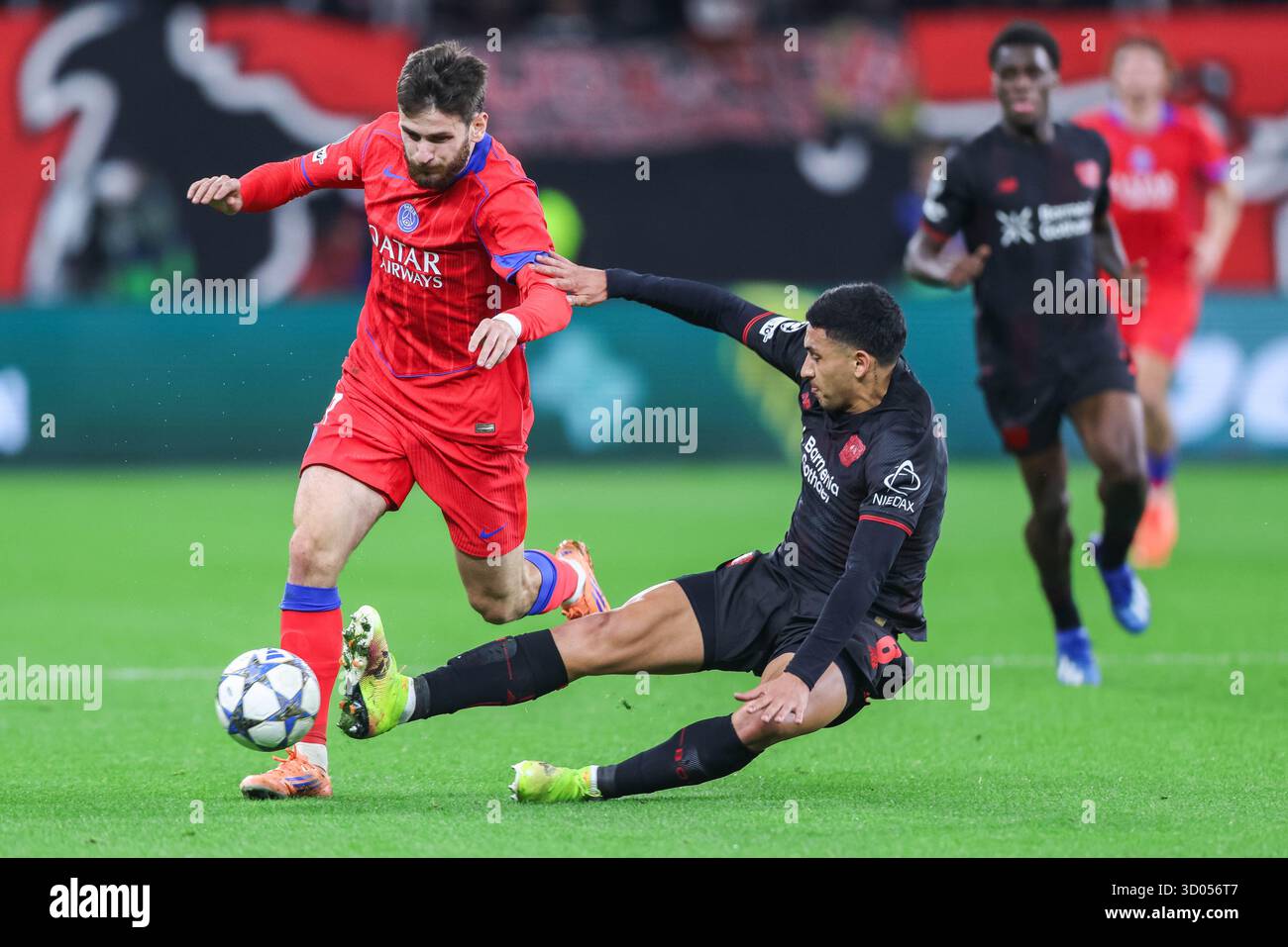 Germania. 21 ottobre 2025. Fussball Champions League 3. Spieltag Bayer 04 Leverkusen - Paris St. Germain am 21.10.2025 in der BayArena a Leverkusen Khvicha Kvaratskhelia ( Parigi ), Links - equi Fernandez ( Leverkusen ), rechts foto: Revierfoto Credit: ddp media GmbH/Alamy Live News Foto Stock