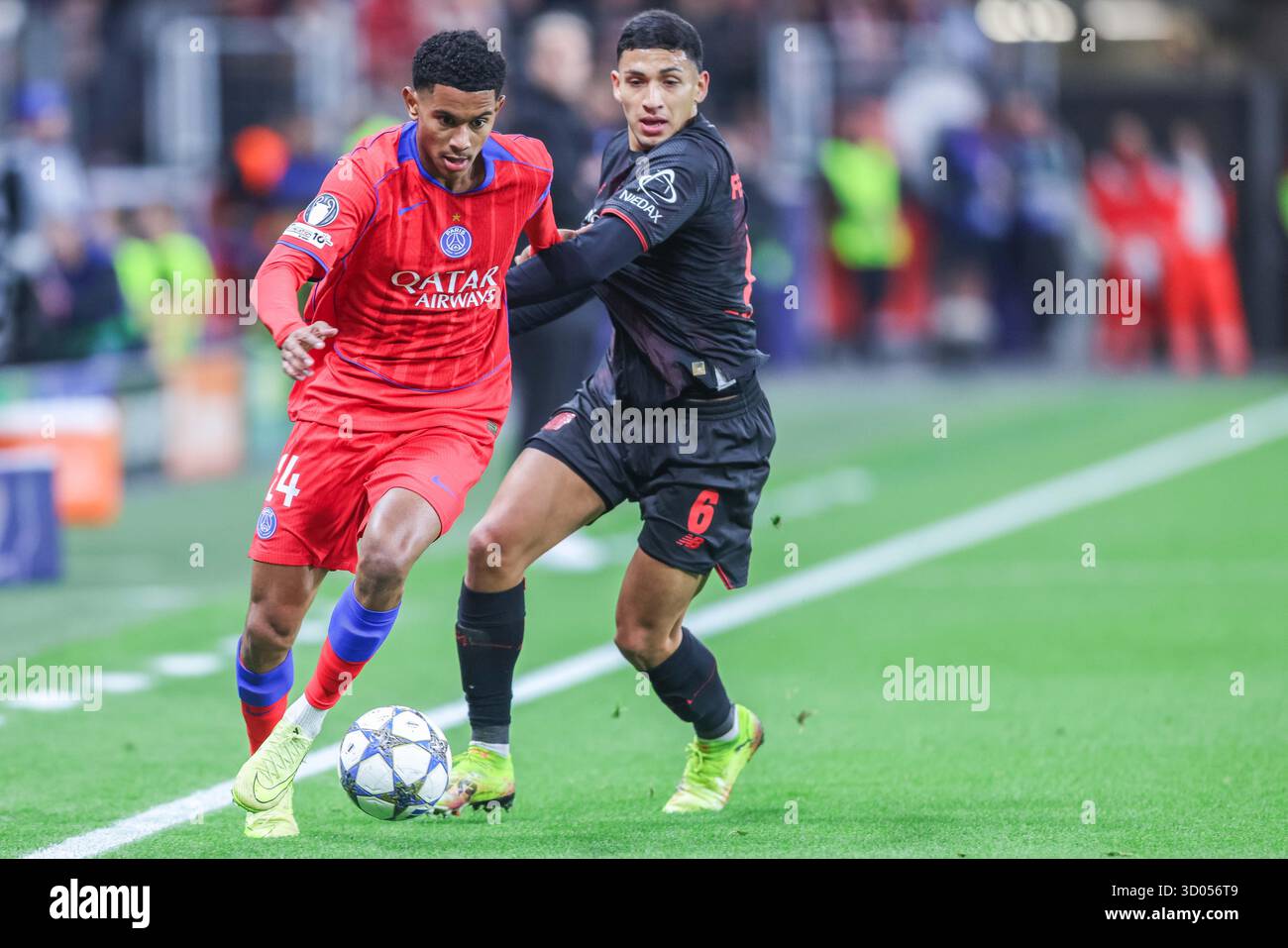 Germania. 21 ottobre 2025. Fussball Champions League 3. Spieltag Bayer 04 Leverkusen - Paris St. Germain am 21.10.2025 in der BayArena a Leverkusen Senny Mayulu ( Parigi ), Links - equi Fernandez ( Leverkusen ), rechts foto: Revierfoto credito: ddp media GmbH/Alamy Live News Foto Stock