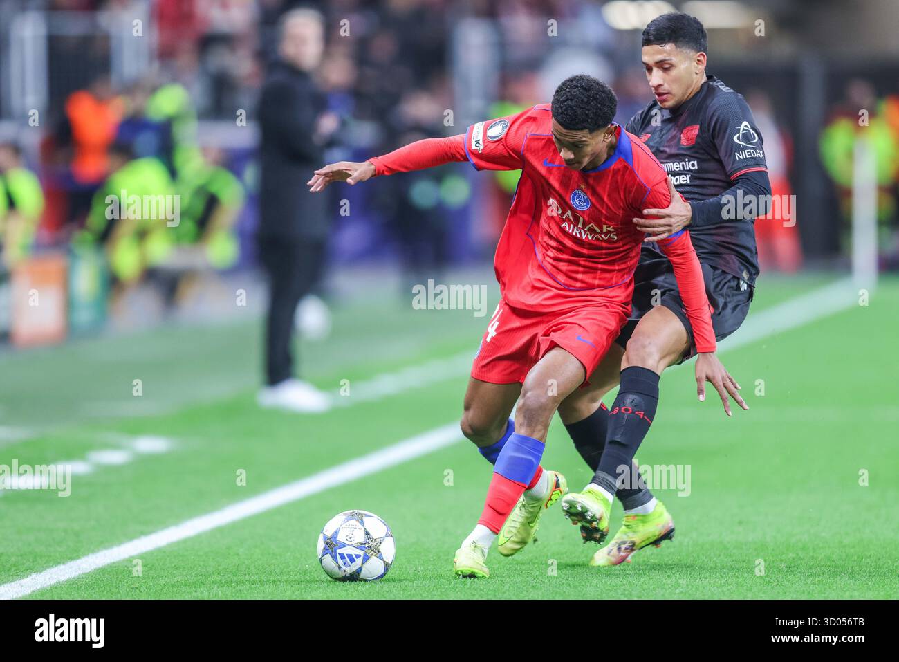 Germania. 21 ottobre 2025. Fussball Champions League 3. Spieltag Bayer 04 Leverkusen - Paris St. Germain am 21.10.2025 in der BayArena a Leverkusen Senny Mayulu ( Parigi ), Links - equi Fernandez ( Leverkusen ), rechts foto: Revierfoto credito: ddp media GmbH/Alamy Live News Foto Stock