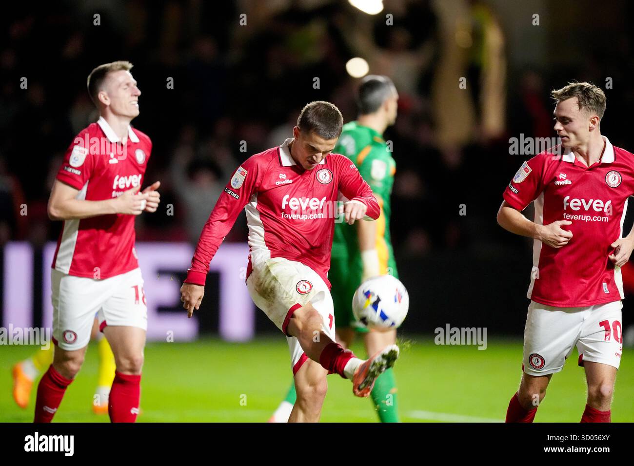 Anis Mehmeti del Bristol City celebra il primo gol della squadra durante la partita del campionato Sky Bet all'Ashton Gate Stadium di Bristol. Data foto: Martedì 21 ottobre 2025. Foto Stock