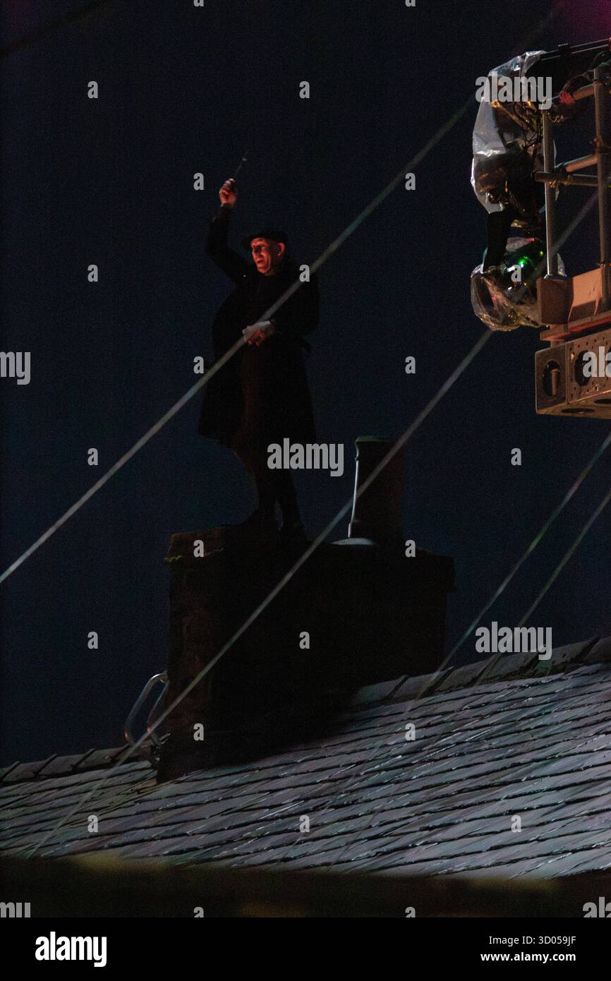 Skipton, North Yorkshire. 21 ottobre 2025. Le riprese della nuova serie di Harry Potter di HBO arrivano a Skipton, città del mercato del North Yorkshire. Le riprese si sono svolte al crepuscolo, con un attore in piedi su una pila chinmey che si affacciava su una strada secondaria acciottolata. Gli equipaggi sono sul posto dalla fine della settimana scorsa costruendo piattaforme sopra case, creando enormi luci e vestendo il set. Credito: Tom Holmes / Alamy Live News. Foto Stock