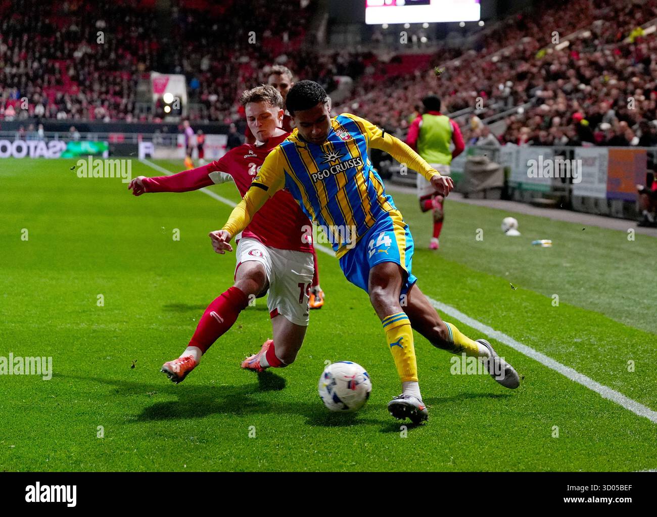 Shea Charles di Southampton (a destra) e George Tanner (a sinistra) di Bristol City combattono per la partita dello Sky Bet Championship all'Ashton Gate Stadium di Bristol. Data foto: Martedì 21 ottobre 2025. Foto Stock