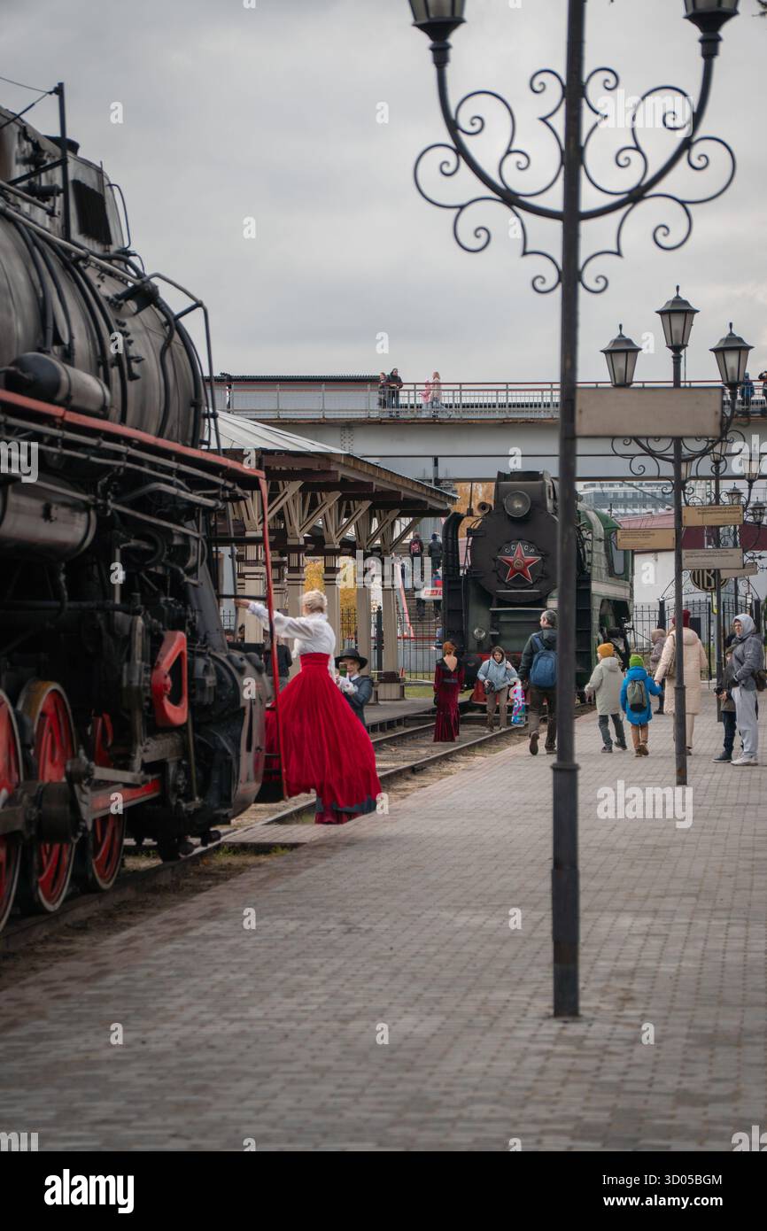 Mosca, Russia - 18 ottobre 2025: I visitatori camminano intorno alle storiche locomotive a vapore presso il tavolo girevole del Museo ferroviario di Mosca Foto Stock