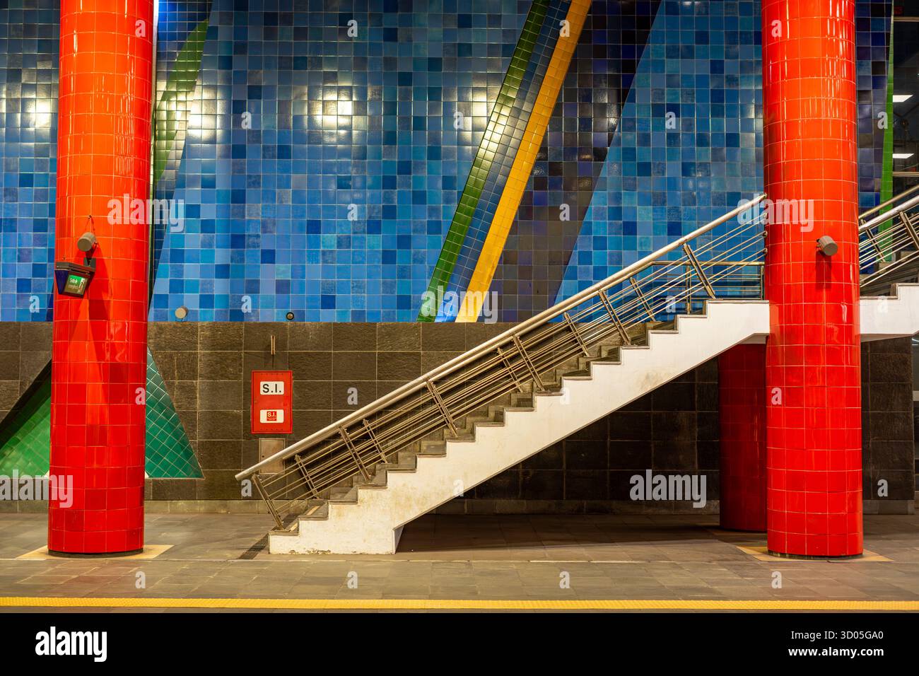 Interno della stazione di Chelas con piastrelle dai colori vivaci della città di Lisbona. Foto Stock