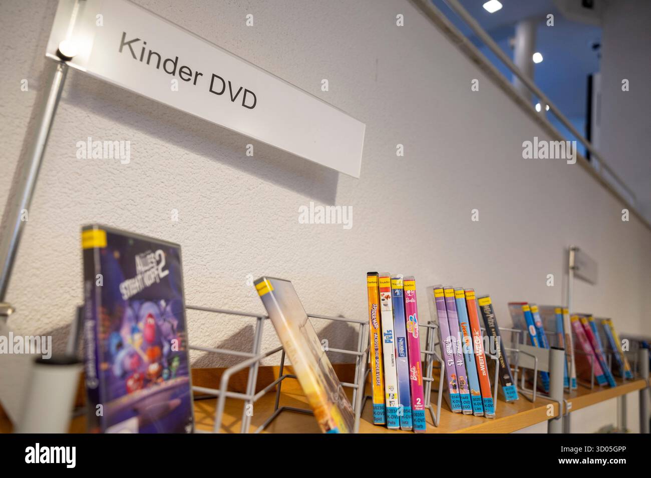 Siegburg, Germania. 21 ottobre 2025. I DVD per bambini sono sugli scaffali della biblioteca cittadina. La biblioteca è stata nominata "Biblioteca dell'anno in piccoli comuni e regioni 2025". Credito: Thomas Banneyer/dpa/Alamy Live News Foto Stock