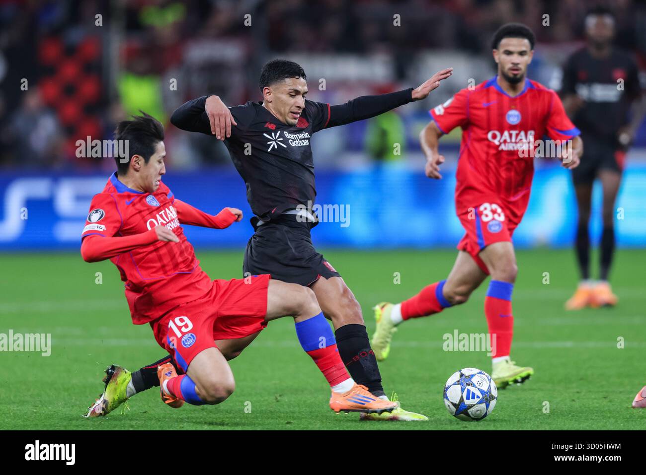 Germania. 21 ottobre 2025. Fussball Champions League 3. Spieltag Bayer 04 Leverkusen - Paris St. Germain am 21.10.2025 in der BayArena a Leverkusen Kang-in Lee ( Parigi ), Links - equi Fernandez ( Leverkusen ), rechts foto: Revierfoto Credit: ddp media GmbH/Alamy Live News Foto Stock