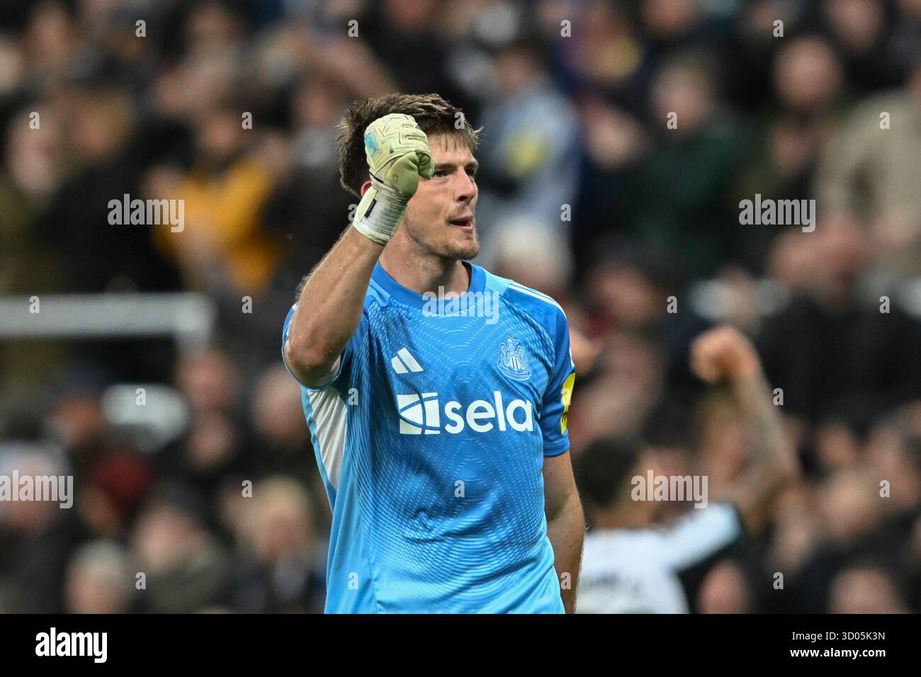 Nick Pope Newcastle United portiere festeggia dopo che il suo magnifico lancio porta al suo secondo gol durante la partita della UCL League Stage tra Newcastle United e S L Benfica al St. James's Park, Newcastle, martedì 21 ottobre 2025. (Foto: Trevor Wilkinson | mi News) crediti: MI News & Sport /Alamy Live News Foto Stock